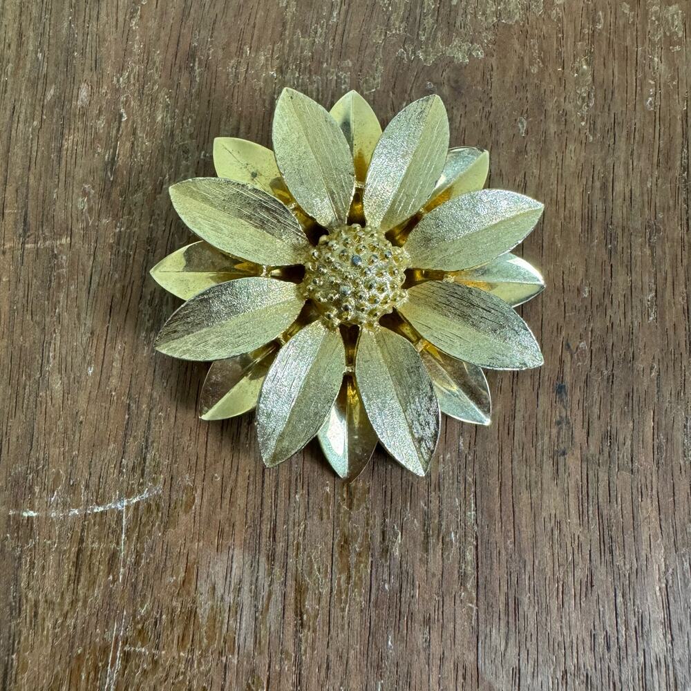 SARAH COVENTRY Vintage Goldtone Daisy Flower Pin‎ Brooch Costume Jewelry